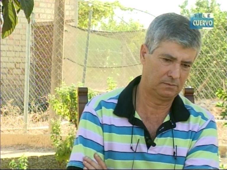 Hombre sentado en una silla